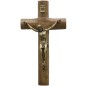 Crucifix cylindrique en bois à suspendre, avec Christ bronze portant les Saintes Plaies. H : 12 cm.