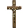 Crucifix cylindrique en bois à suspendre, avec Christ bronze portant les Saintes Plaies. H : 12 cm.