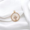 Médaille en coquille et laiton de couleur dorée avec croix en zircon, Ø 1.5 cm.