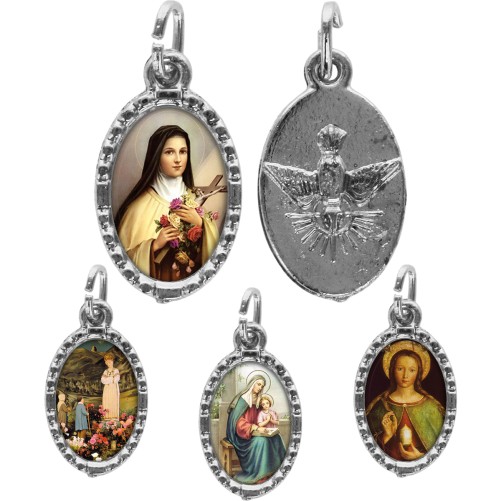 Médaille métal de couleur argentée ovale avec rebord effet dentelle H.1,5 cm avec résine. Disponible avec différents Saint