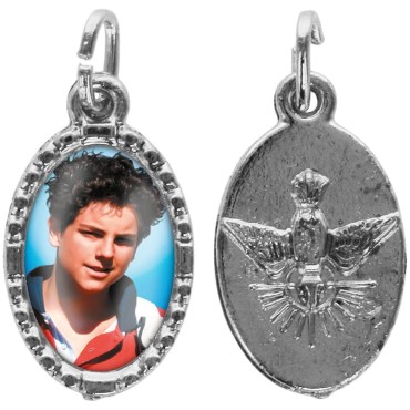 Médaille métal de couleur argentée ovale avec rebord effet dentelle H.1,5 cm avec résine. Disponible avec différents Saint