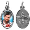 Médaille métal de couleur argentée ovale avec rebord effet dentelle H.1,5 cm avec résine. Disponible avec différents Saint