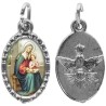 Médaille métal de couleur argentée ovale avec rebord effet dentelle H.1,5 cm avec résine. Disponible avec différents Saint