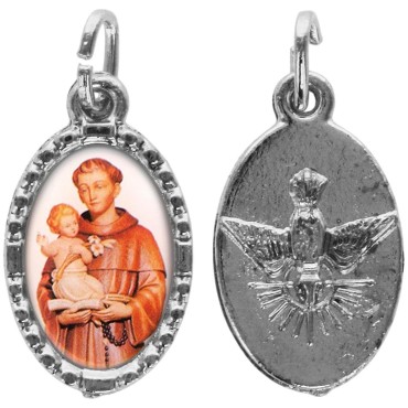 Médaille métal de couleur argentée ovale avec rebord effet dentelle H.1,5 cm avec résine. Disponible avec différents Saint