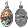 Médaille métal de couleur argentée ovale avec rebord effet dentelle H.1,5 cm avec résine. Disponible avec différents Saint