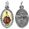 Médaille métal de couleur argentée ovale avec rebord effet dentelle H.1,5 cm avec résine. Disponible avec différents Saint