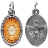 Médaille métal de couleur argentée ovale avec rebord effet dentelle H.1,5 cm avec résine. Disponible avec différents Saint