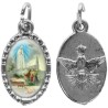 Médaille métal de couleur argentée ovale avec rebord effet dentelle H.1,5 cm avec résine. Disponible avec différents Saint
