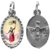 Médaille métal de couleur argentée ovale avec rebord effet dentelle H.1,5 cm avec résine. Disponible avec différents Saint