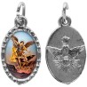 Médaille métal de couleur argentée ovale avec rebord effet dentelle H.1,5 cm avec résine. Disponible avec différents Saint