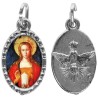 Médaille métal de couleur argentée ovale avec rebord effet dentelle H.1,5 cm avec résine. Disponible avec différents Saint