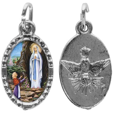 Médaille métal de couleur argentée ovale avec rebord effet dentelle H.1,5 cm avec résine. Disponible avec différents Saint
