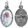 Médaille métal de couleur argentée ovale avec rebord effet dentelle H.1,5 cm avec résine. Disponible avec différents Saint
