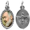 Médaille métal de couleur argentée ovale avec rebord effet dentelle H.1,5 cm avec résine. Disponible avec différents Saint