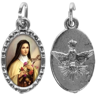 Médaille métal de couleur argentée ovale avec rebord effet dentelle H.1,5 cm avec résine. Disponible avec différents Saint
