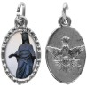 Médaille métal de couleur argentée ovale avec rebord effet dentelle H.1,5 cm avec résine. Disponible avec différents Saint