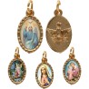 Médaille métal de couleur dorée ovale avec rebord effet dentelle H.1,5 cm avec résine. Disponible avec différents Saints