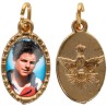Médaille métal de couleur dorée ovale avec rebord effet dentelle H.1,5 cm avec résine. Disponible avec différents Saints