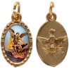 Médaille métal de couleur dorée ovale avec rebord effet dentelle H.1,5 cm avec résine. Disponible avec différents Saints
