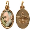 Médaille métal de couleur dorée ovale avec rebord effet dentelle H.1,5 cm avec résine. Disponible avec différents Saints