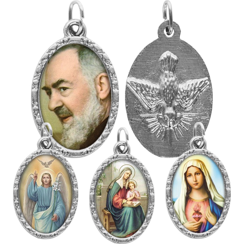 Médaille ovale métal argenté, rebord torsadé, résine. H : 2,5 cm. Différents Saints disponibles.