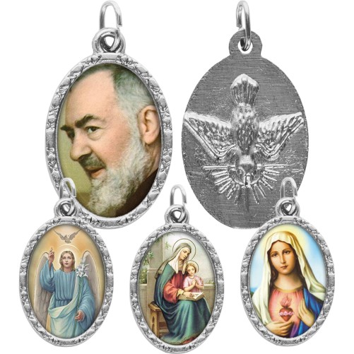 Médaille ovale métal argenté, rebord torsadé, résine. H : 2,5 cm. Différents Saints disponibles.