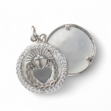 Médaille de l'EX-VOTO Ø 1.6 cm en laiton de couleur argenté, contour avec zircons et coquille naturelle.
