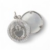 Médaille de l'EX-VOTO Ø 1.6 cm en laiton de couleur argenté, contour avec zircons et coquille naturelle.