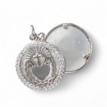 Médaille de l'EX-VOTO Ø 1.6 cm en laiton de couleur argenté, contour avec zircons et coquille naturelle.