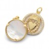 Médaille de l'EX-VOTO Ø 1.6 cm en laiton doré supérieur, contour avec zircons et coquille naturelle.