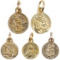Médaille moulée en métal couleur dorée Ø. 1.2 cm. Plusieurs Saints