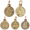 Médaille moulée en métal couleur dorée Ø. 1.2 cm. Plusieurs Saints