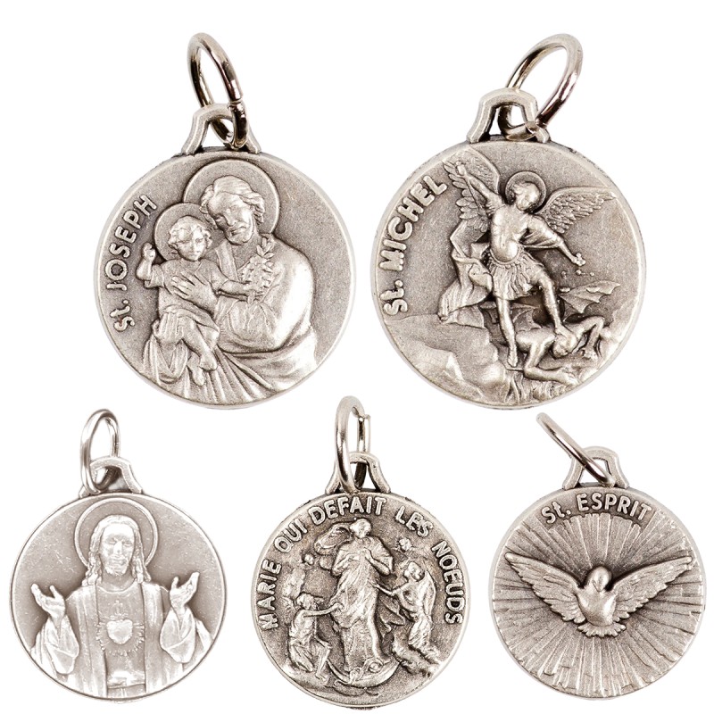 Médaille moulée ou frappée en métal couleur argentée Ø 1.5 cm. Plusieurs saints.
