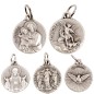 Médaille moulée ou frappée en métal couleur argentée Ø 1.5 cm. Plusieurs saints.