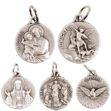 Médaille moulée ou frappée en métal couleur argentée Ø 1.5 cm. Plusieurs saints.
