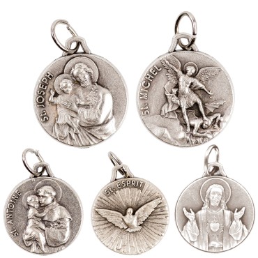 Médaille moulée ou frappée en métal couleur argentée Ø 1.8 cm. Plusieurs saints.
