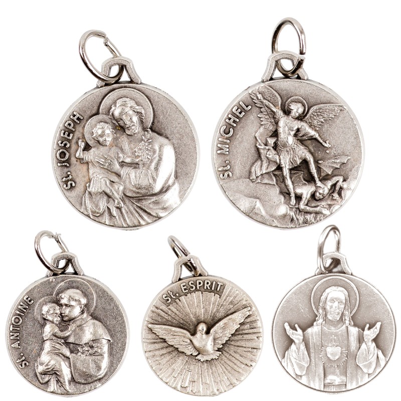 Médaille moulée ou frappée en métal couleur argentée Ø 1.8 cm. Plusieurs saints.