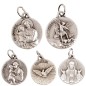 Médaille moulée ou frappée en métal couleur argentée Ø 1.8 cm. Plusieurs saints.