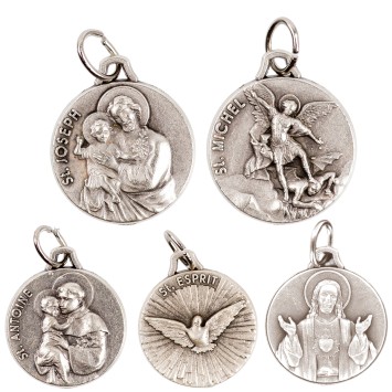 Médaille moulée ou frappée en métal couleur argentée Ø 1.8 cm. Plusieurs saints.