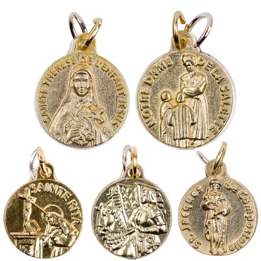 Médaille moulée en métal couleur dorée Ø 1.8 cm. Plusieurs saints.