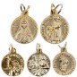 Médaille moulée en métal couleur dorée Ø 1.8 cm. Plusieurs saints.