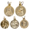 Médaille moulée en métal couleur dorée Ø 1.8 cm. Plusieurs saints.
