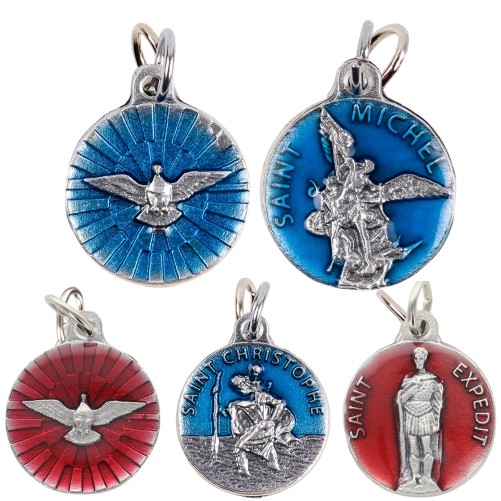 Médaille métal couleur argentée, emmaillé bleu ou rouge Ø 1,8 cm de différents saints. Couleurs différentes selon arrivage.