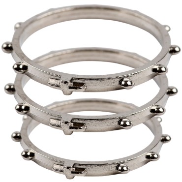 Dizainier bague metal couleur argentee avec petite croix relief.