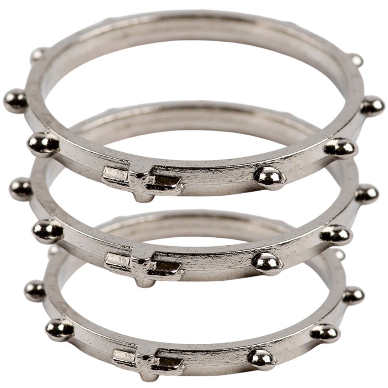 Dizainier bague metal couleur argentee avec petite croix relief.