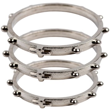 Dizainier bague metal couleur argentee avec petite croix relief.