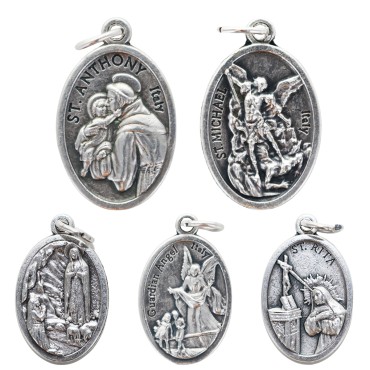 Médaille en métal couleur argentée forme ovale H. 2,2 cm. Plusieurs saints