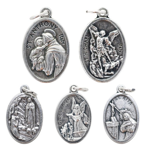Médaille en métal couleur argentée forme ovale H. 2,2 cm. Plusieurs saints