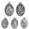 Médaille en métal couleur argentée forme ovale H. 2,2 cm. Plusieurs saints