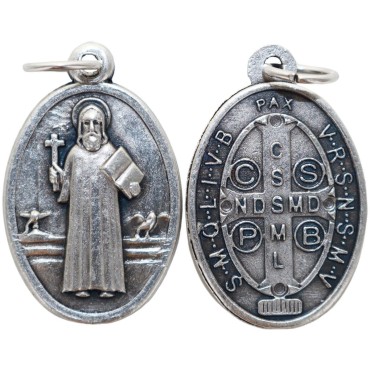 Médaille en métal couleur argentée forme ovale H. 2,2 cm. Plusieurs saints